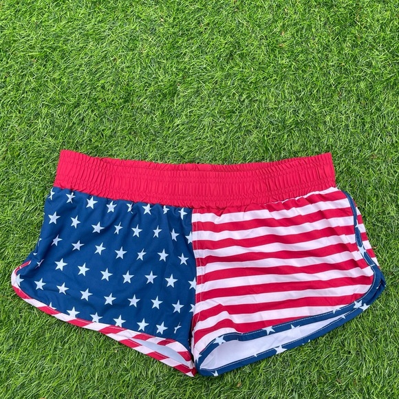 NWT WORLD CALHOUN SPORTSWEAR Red/White/Blue Shorts Med board shorts inseam 1.5”